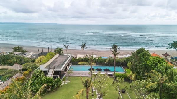 Arnalaya Beach House - Swimming pool overlooking Nelayan Beach